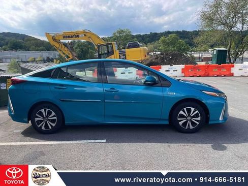 Used 2017 Toyota Prius Prime Premium FWD image 4