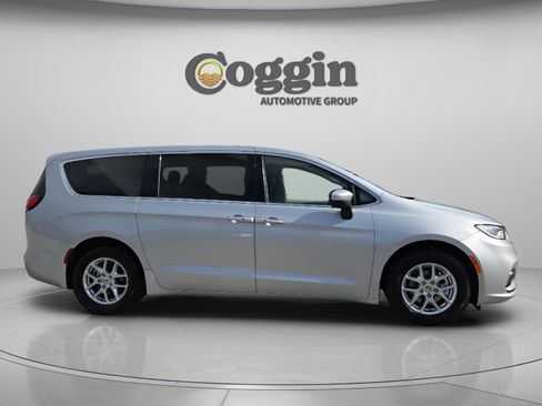 Used 2023 Chrysler Pacifica Touring-L FWD image 6