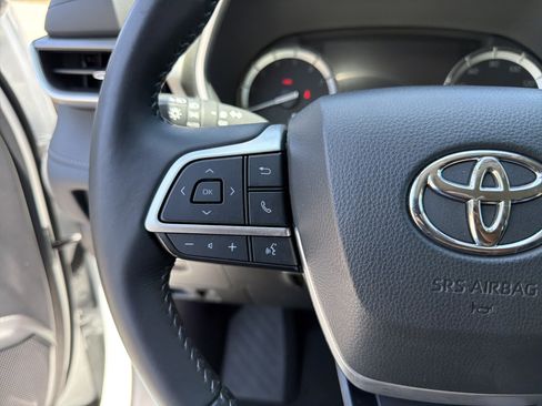 Used 2022 Toyota Highlander XLE FWD image 25