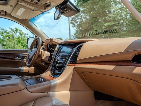 Used 2015 Cadillac Escalade ESV Platinum AWD/4WD image 34