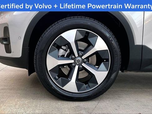 Used 2025 Volvo XC40 B5 Plus image 12