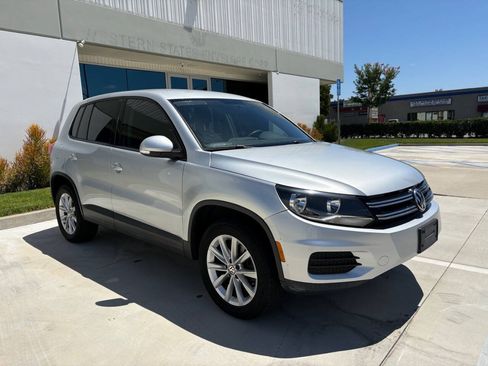 Used 2017 Volkswagen Tiguan Limited w/ Alloy Wheels Package FWD image 3