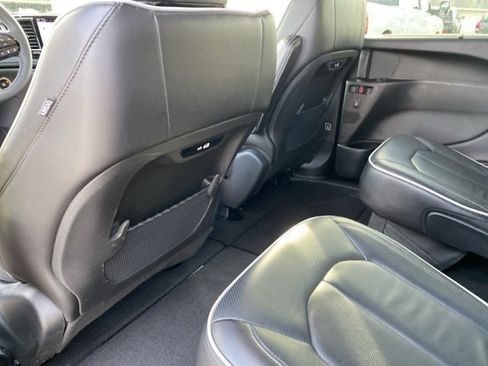 Used 2025 Chrysler Pacifica Limited image 32