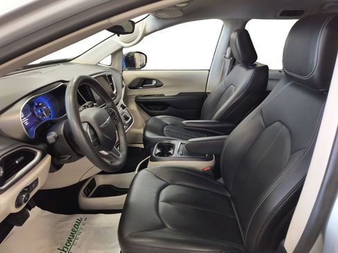 Used 2024 Chrysler Pacifica Touring-L FWD image 10