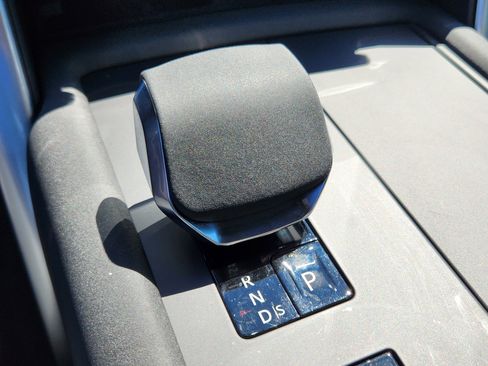 Used 2025 Land Rover Discovery S image 23