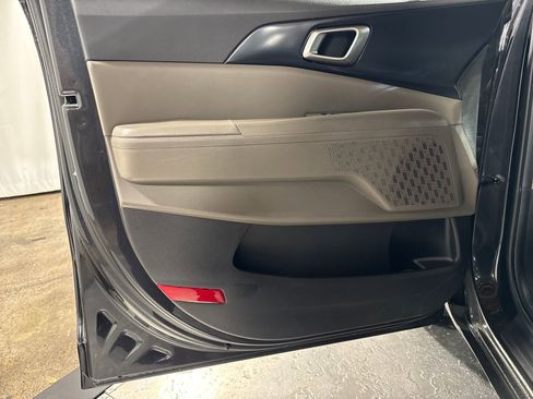 Used 2025 Kia Carnival FWD image 20
