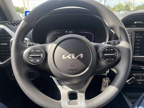Used 2025 Kia Soul LX w/ LX Technology Package FWD image 25