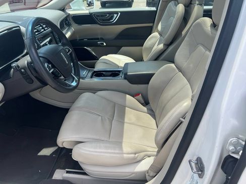 Used 2019 Lincoln Continental Select w/ Continental Climate Package AWD/4WD image 10