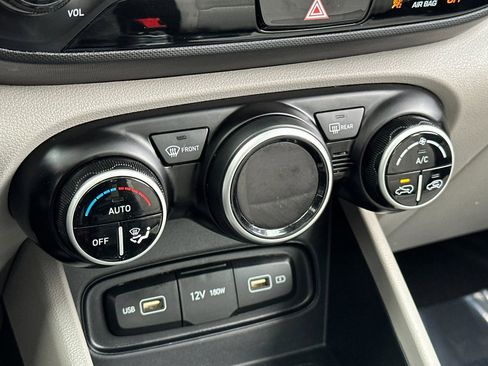 Used 2022 Hyundai Venue SEL w/ Cargo Package image 17