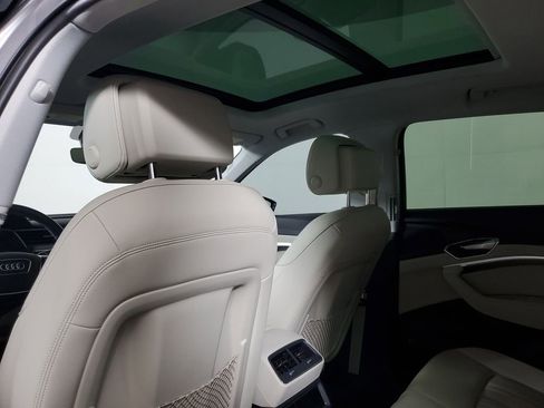 Used 2022 Audi e-tron Premium Plus w/ Premium Plus Package image 14