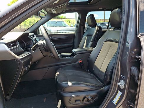 Used 2023 Jeep Grand Cherokee Altitude AWD/4WD image 14