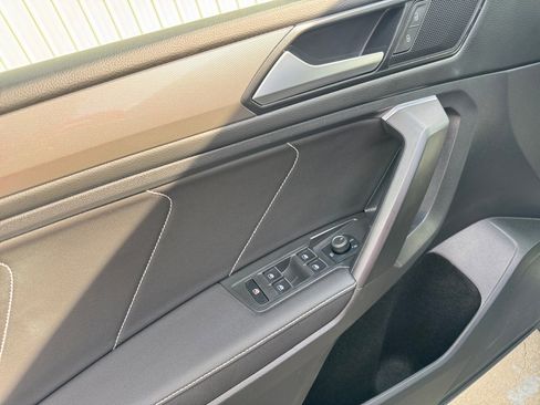 Used 2022 Volkswagen Tiguan SE w/ Panoramic Sunroof Package image 36