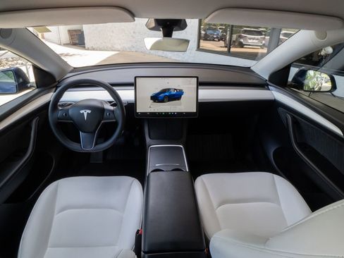 Used 2024 Tesla Model Y Long Range AWD/4WD image 18