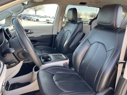 Used 2023 Chrysler Pacifica Touring-L image 23