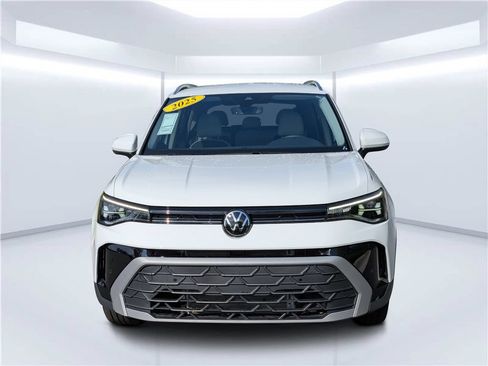 Used 2025 Volkswagen Taos SE FWD image 3
