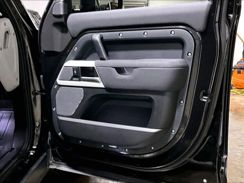 Used 2022 Land Rover Defender 110 SE image 12