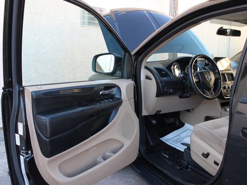Used 2016 Dodge Grand Caravan SXT FWD image 16