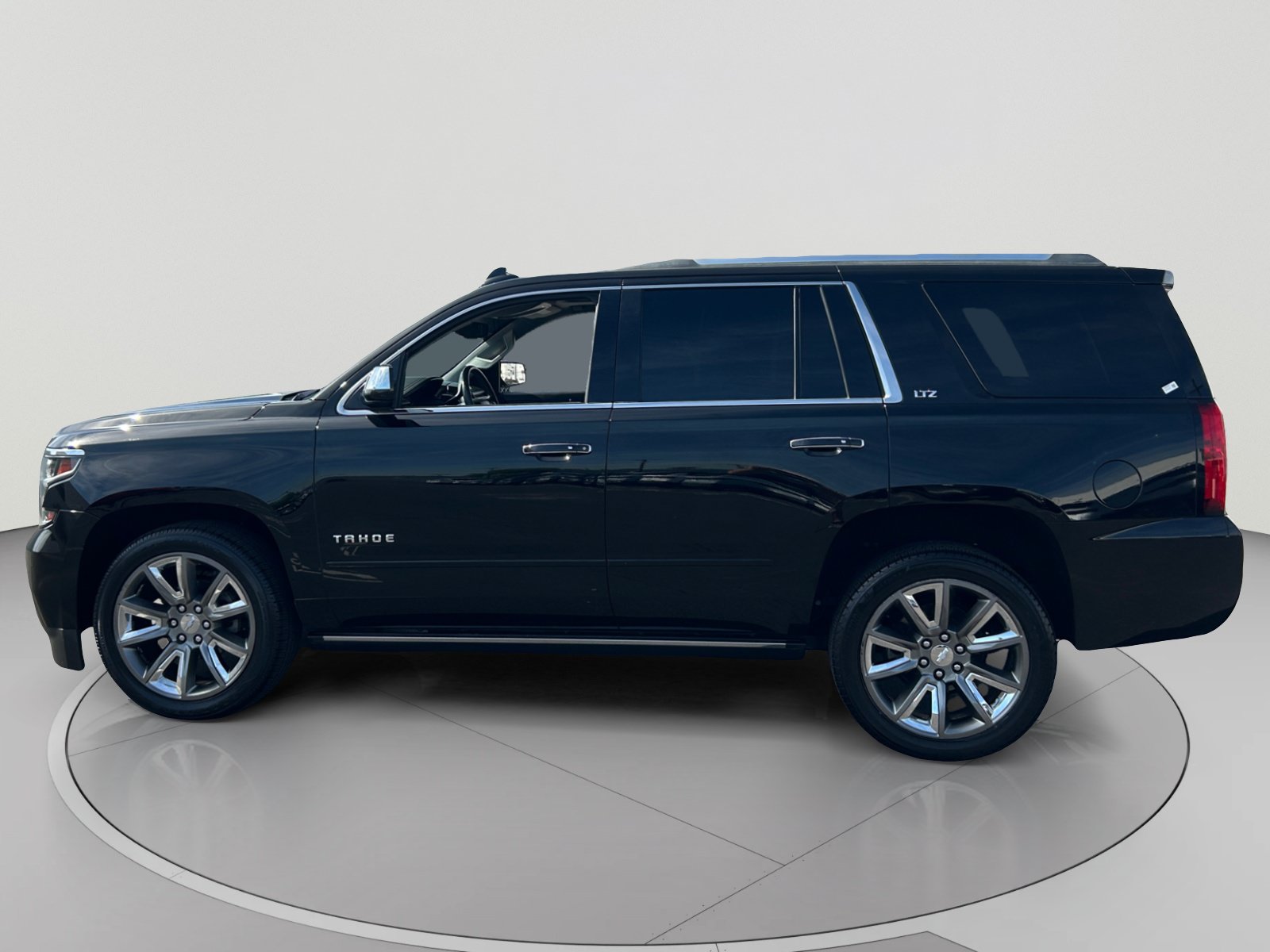 Used 2015 Chevrolet Tahoe LTZ RWD image 2