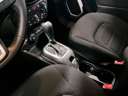 Used 2018 Jeep Renegade Latitude w/ Cold Weather Group AWD/4WD image 14