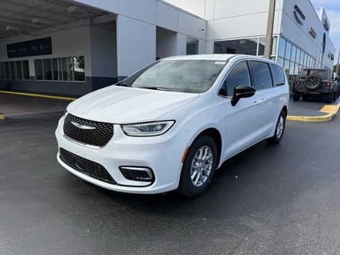 New 2026 Chrysler Pacifica Select image 4