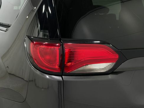 Used 2020 Chrysler Pacifica Touring-L w/ Advanced Safetytec Group image 36