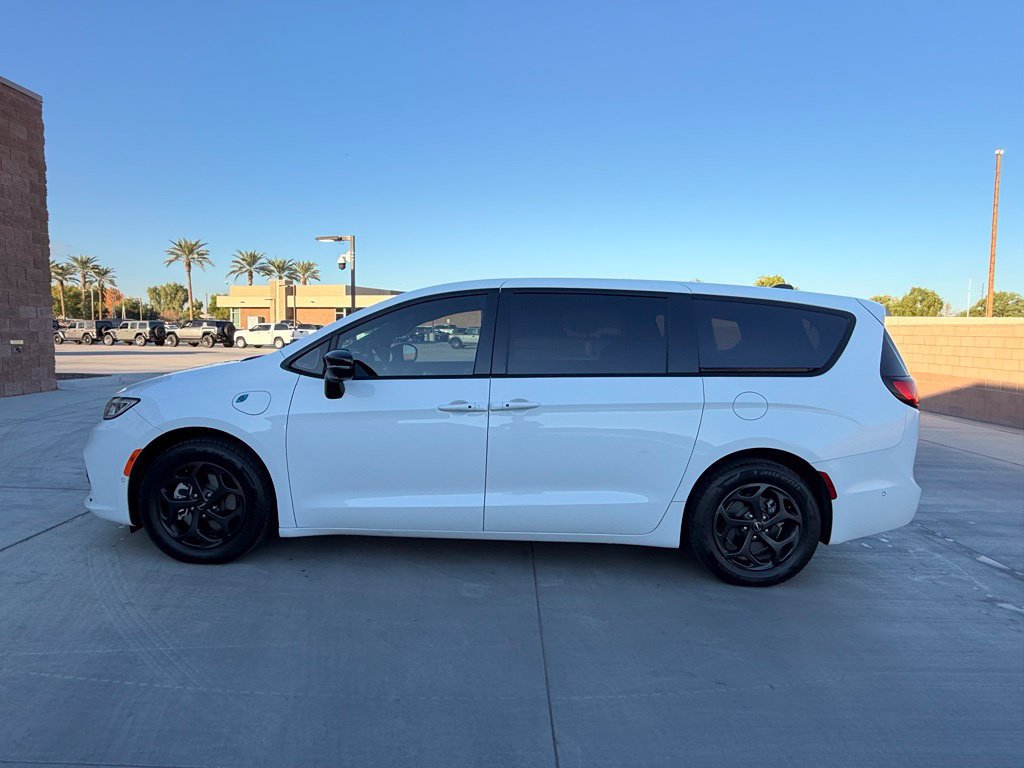 Used 2023 Chrysler Pacifica Limited w/ S Appearance Package FWD image 10