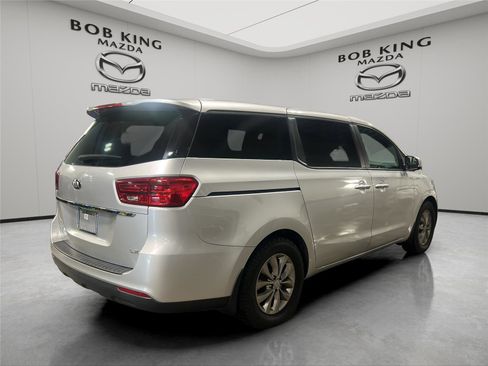 Used 2021 Kia Sedona LX FWD image 5