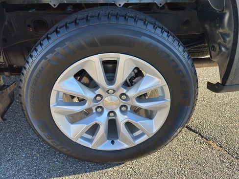 Used 2020 Chevrolet Silverado 1500 Custom w/ Custom Value Package image 18