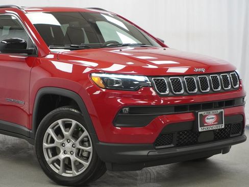 Used 2023 Jeep Compass Latitude w/ Sun and Sound Group AWD/4WD image 3