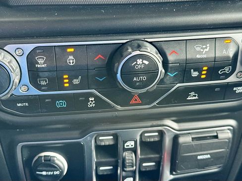 Used 2022 Jeep Wrangler Unlimited Sahara w/ Cold Weather Group AWD/4WD image 17
