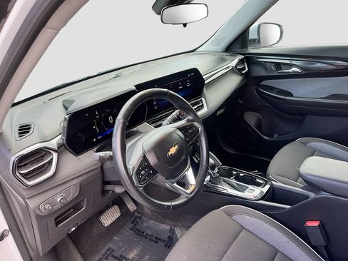 Used 2025 Chevrolet TrailBlazer LT w/ LT Cold Weather Package FWD image 9