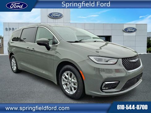 Used 2023 Chrysler Pacifica Touring-L image 1