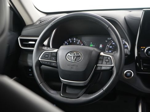 Used 2024 Toyota Highlander XLE image 19