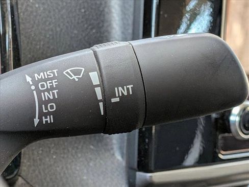 Used 2025 Toyota Camry SE w/ Convenience Package image 9