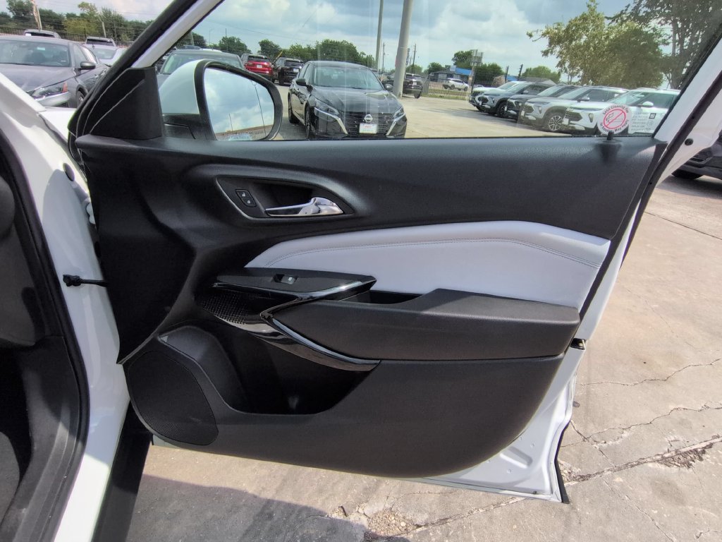 Used 2025 Chevrolet Trax LT w/ LT Convenience Package FWD image 32