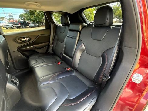 Used 2019 Jeep Cherokee Trailhawk AWD/4WD image 22