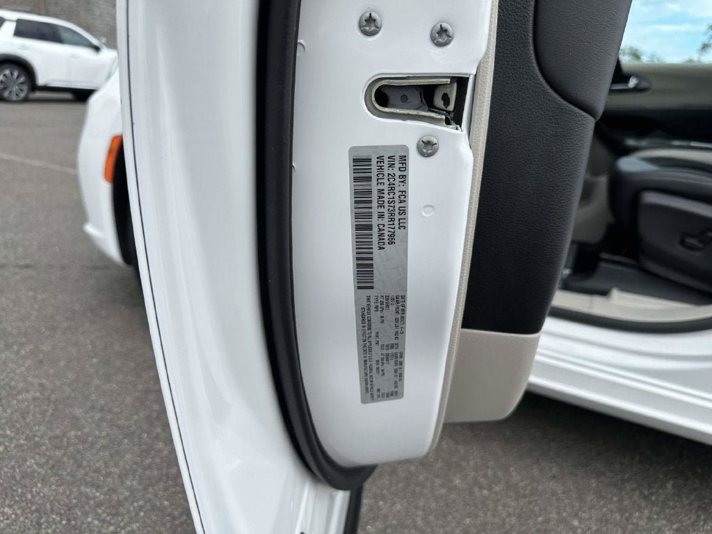 Used 2024 Chrysler Pacifica Limited FWD image 14