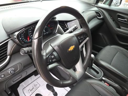Used 2022 Chevrolet Trax LT w/ LT Convenience Package image 19
