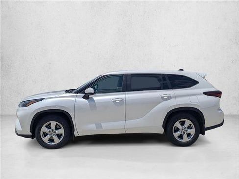 Used 2024 Toyota Highlander LE AWD/4WD image 9