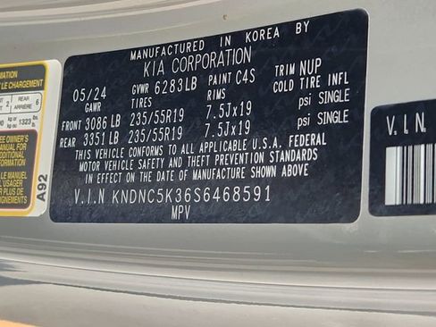 Used 2025 Kia Carnival EX image 35