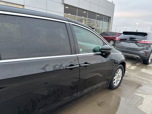 Used 2024 Chrysler Pacifica Touring-L image 8