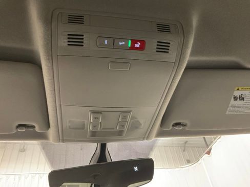 Used 2020 Volkswagen Tiguan SE image 22