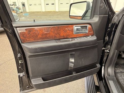 Used 2017 Lincoln Navigator Select image 10