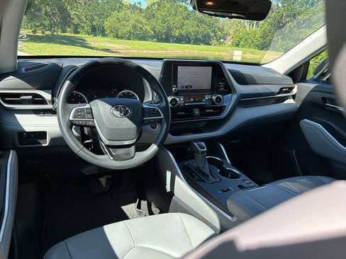 Used 2024 Toyota Highlander XLE FWD image 13