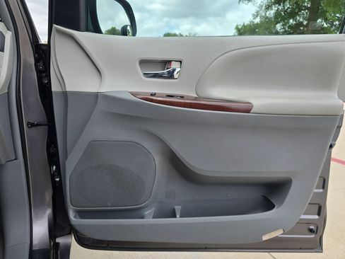 Used 2013 Toyota Sienna XLE FWD image 18