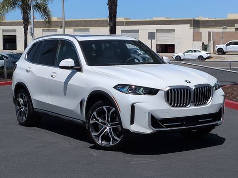 Certified 2025 BMW X5 xDrive40i w/ Parking Assistance Package AWD/4WD image 2