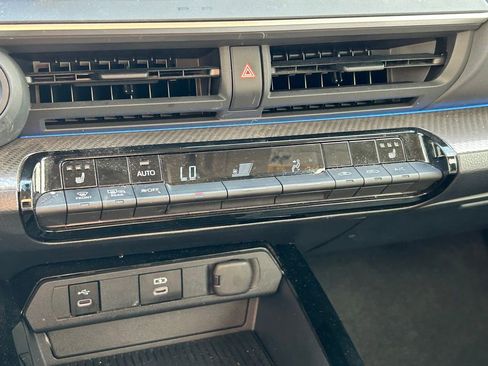 Used 2025 Toyota Prius XLE FWD image 31