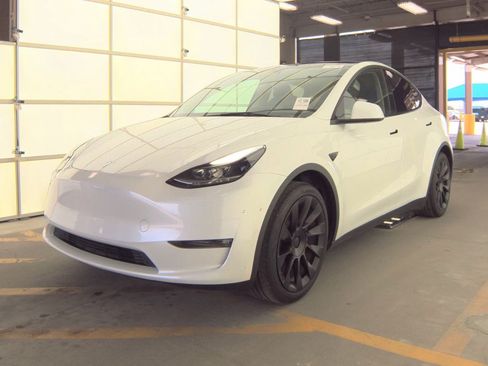 Used 2023 Tesla Model Y Long Range AWD/4WD image 1