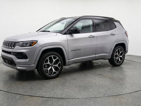 Used 2025 Jeep Compass Limited AWD/4WD image 3