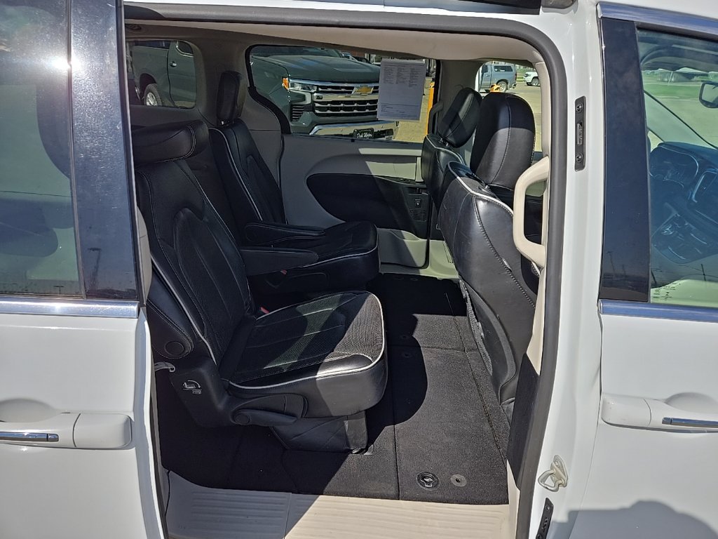 Used 2023 Chrysler Pacifica Limited FWD image 12